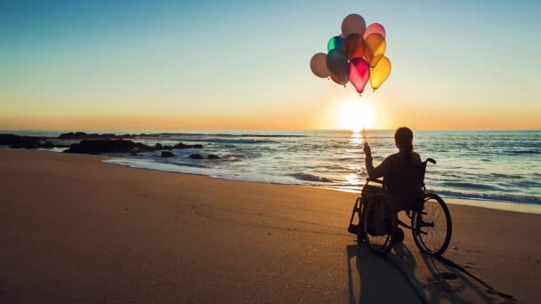 Mujer feliz en la playa sosteniendo globos — Vídeos de Stock