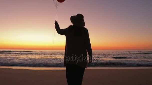 Mujer caminando con globos — Vídeos de Stock