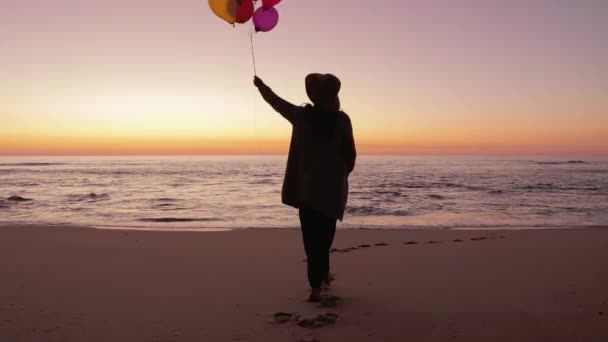 Frau geht mit Luftballons — Stockvideo