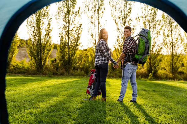 Paar hand in hand — Stockfoto