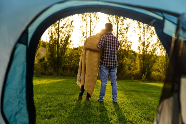 Pareja en bosque verde — Foto de Stock