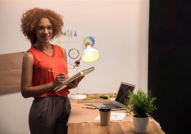 Belgelerle çalışan tasarımcı