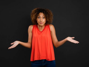 Kolları açık bir kadın