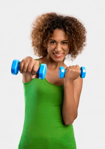Kvinna lyfta vikter — Stockfoto