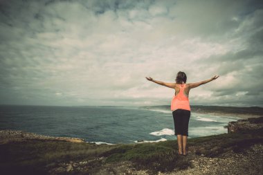 Kumsalda genç bir kadın