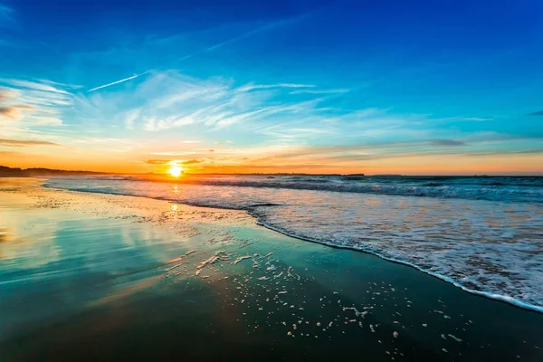 Beau coucher de soleil sur la côte — Photo