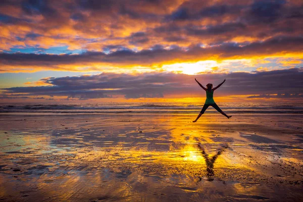 Kvinna hoppa på stranden — Stockfoto