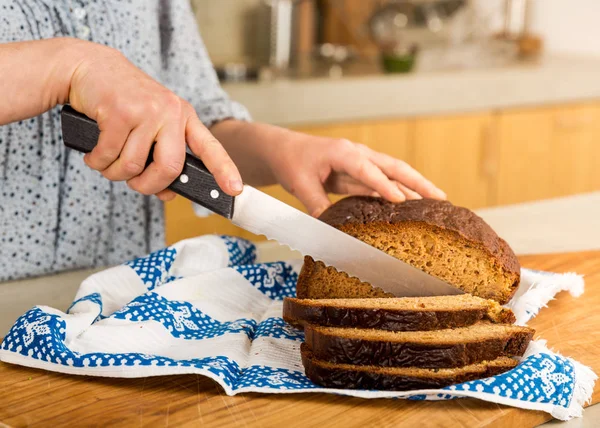 Frau schneidet Brot — Stockfoto