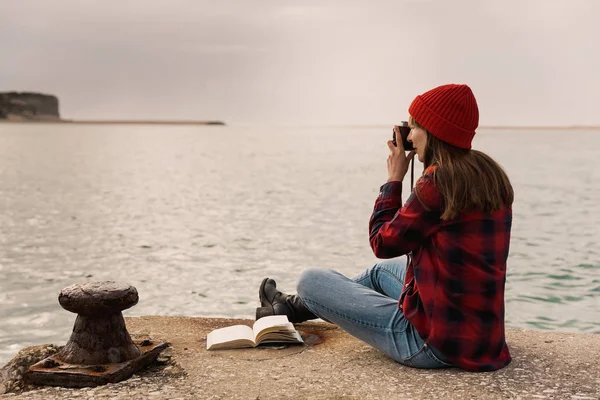 Woman taking pictures with camera — Stock Photo, Image