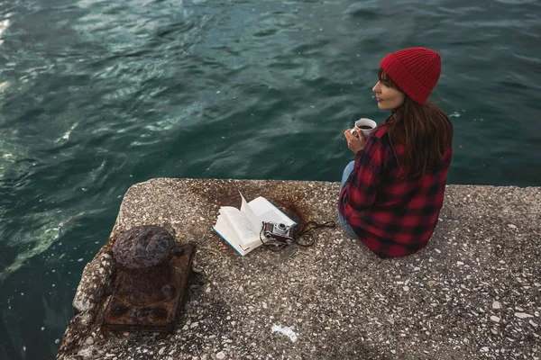 Bir fincan kahve ile güzel kadın — Stok fotoğraf