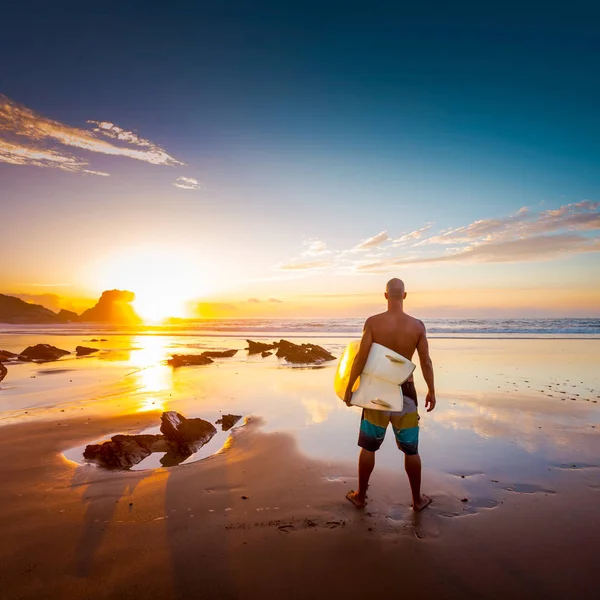 Jongeman met surfplank — Stockfoto