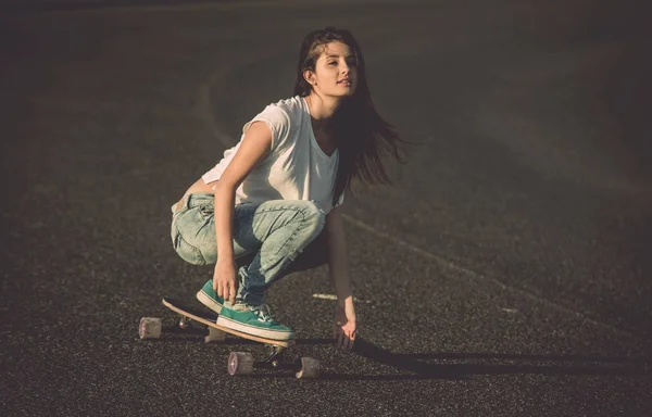 Junge Frau mit Skateboard — Stockfoto