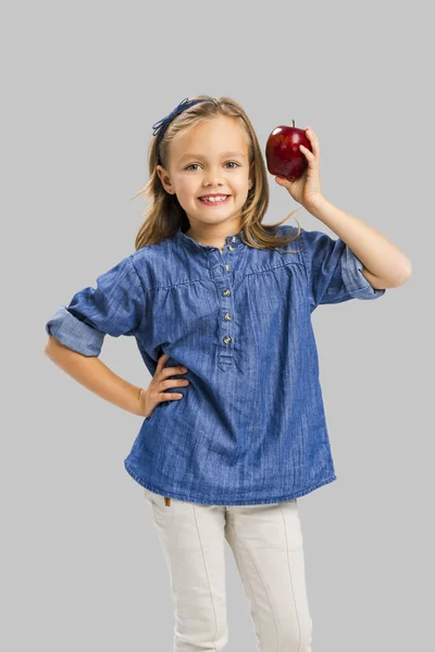 かわいい女の子持株赤リンゴ — ストック写真
