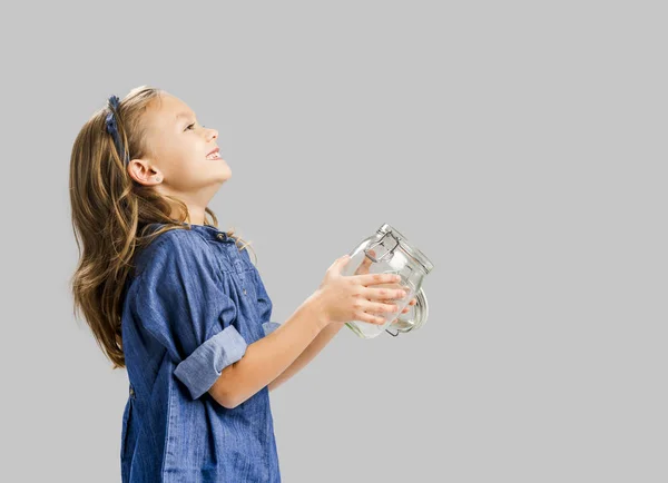 Menina segurando frasco de vidro — Fotografia de Stock
