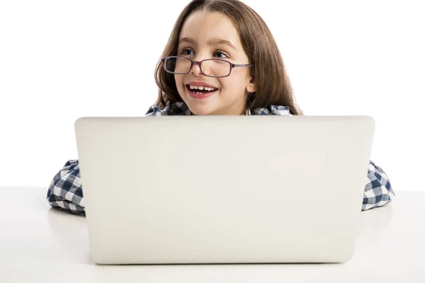 Klein meisje werken met laptop — Stockfoto