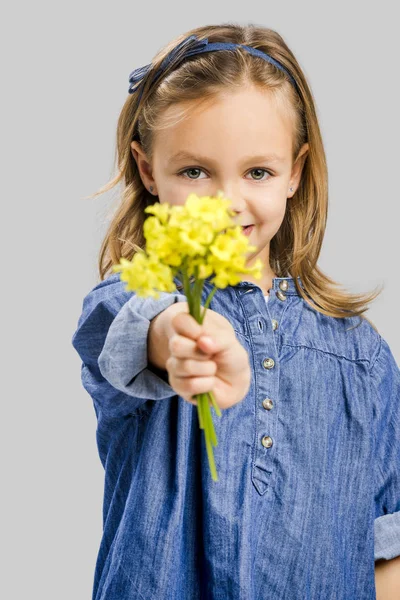 Leuk meisje bedrijf bloemen — Stockfoto