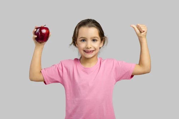 小さな女の子はリンゴを押し赤 — ストック写真