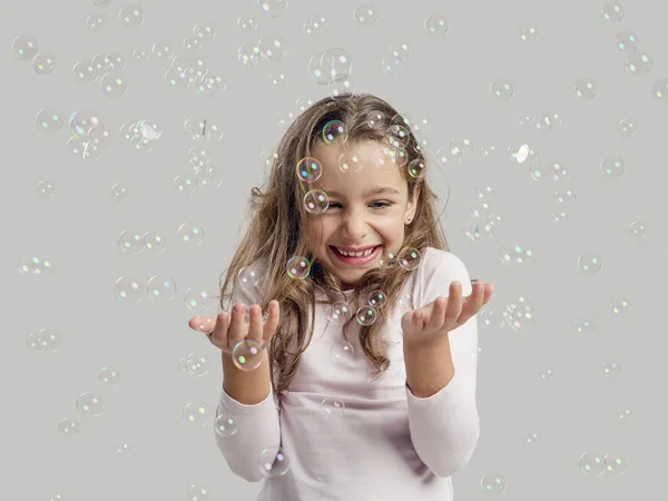Dívka hraje s mýdlové bubliny — Stock fotografie