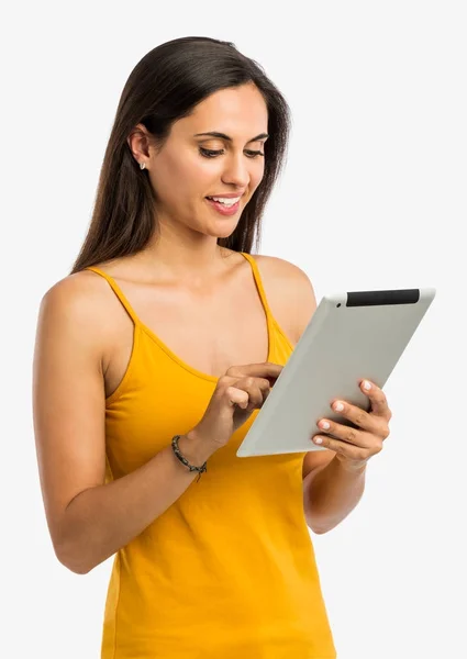 Mladá žena, pracující s počítačem tablet — Stock fotografie