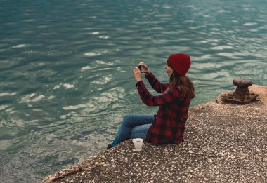 Kadın smartphone ile fotoğraf çekimi