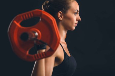 genç kadın ağırlık kaldırma egzersizleri