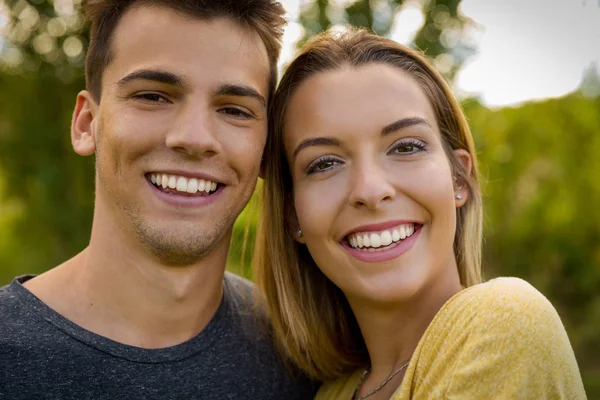 Jovem linda casal sorrindo — Fotografia de Stock