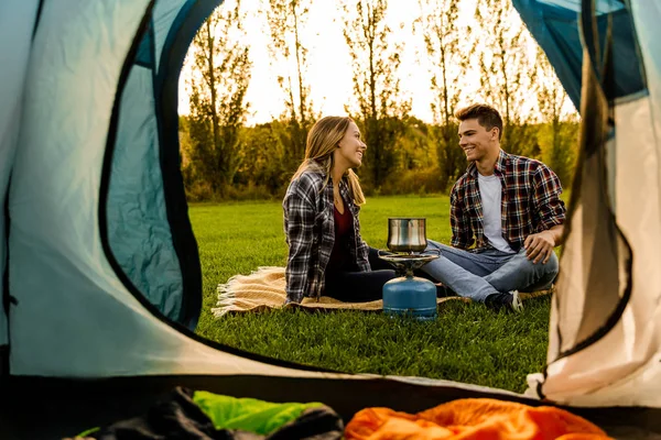 Ungt par camping på naturen — Stockfoto