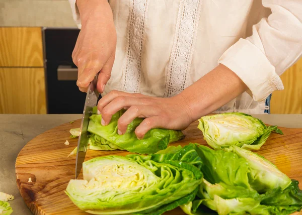 Frau schneidet Kohl — Stockfoto