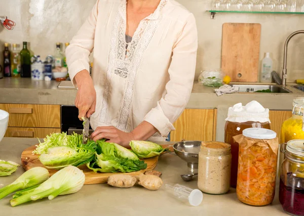 Vrouw snijden kool — Stockfoto