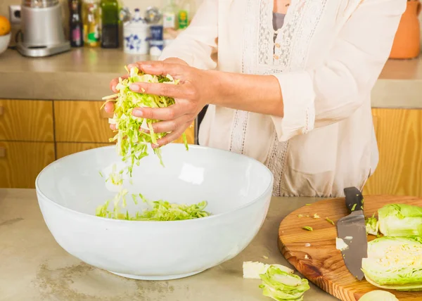 Frau bereitet fermentiertes eingelegtes Gemüse zu — Stockfoto