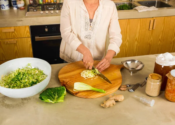 Frau bereitet fermentiertes eingelegtes Gemüse zu — Stockfoto