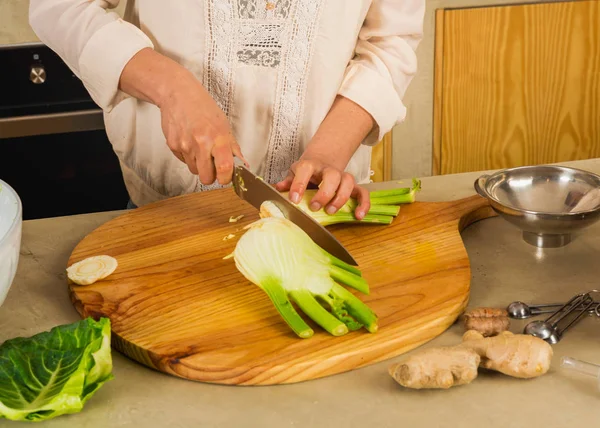 Mujer preparando verduras fermentadas en conserva — Foto de Stock