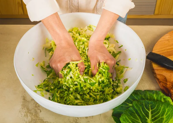 Mujer preparando verduras fermentadas en conserva — Foto de Stock