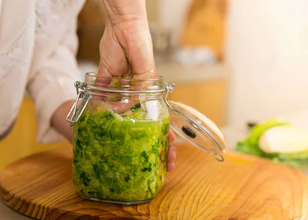 Mujer preparando verduras fermentadas en conserva — Foto de Stock