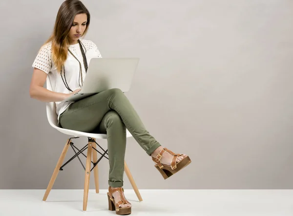 Frau arbeitet mit Laptop — Stockfoto