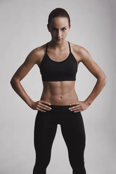 Giovane donna con corpo muscolare — Foto Stock