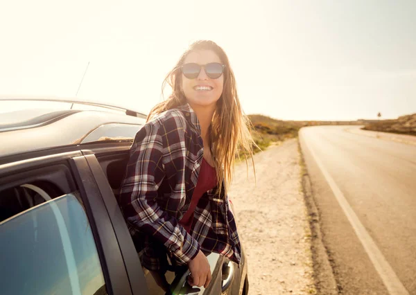 Schöne Frau Schaut Aus Dem Autofenster Und Genießt Die Sonne — Stockfoto