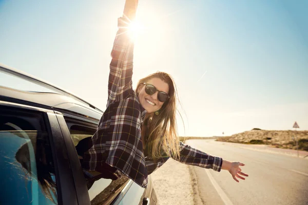 Mulher Bonita Olhando Para Janela Carro Com Braços Abertos Apreciando — Fotografia de Stock