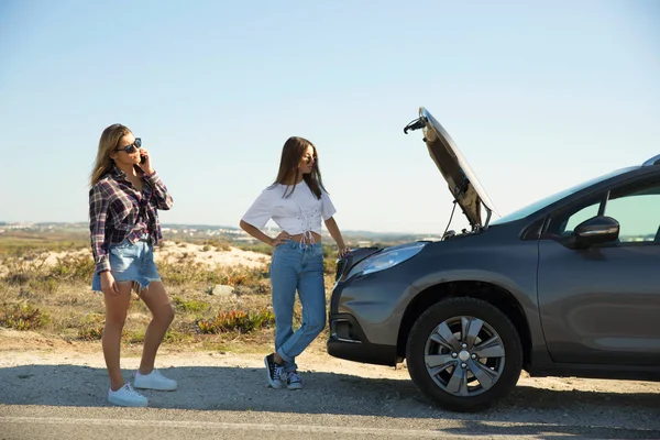 Freundinnen Begutachten Kaputtes Auto Auf Landstraße — Stockfoto