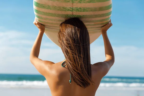Hermosa Chica Surfista Sosteniendo Tabla Surf Sobre Cabeza Mirando Las —  Fotos de Stock
