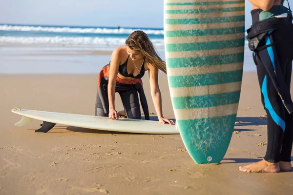 ビーチ サーフィンのための準備で つの美しいサーファー女の子をトリミングします — ストック写真