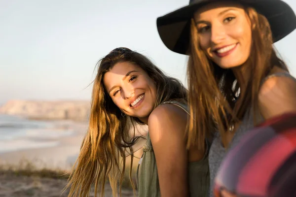 Dos Amigos Sentados Maletero Del Coche Cerca Playa Sonriendo — Foto de Stock