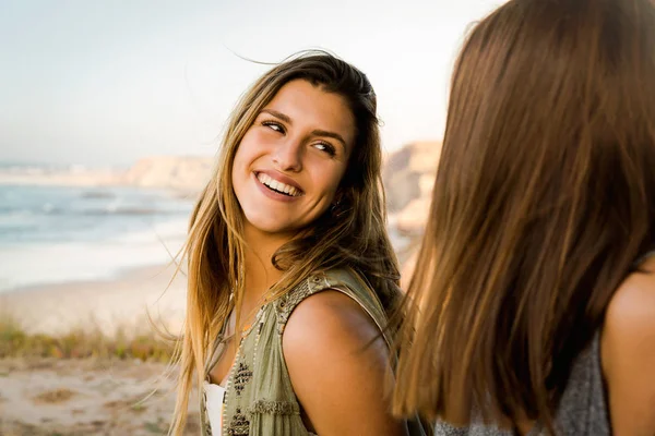 Dos Chicas Jóvenes Sentadas Cerca Playa Divirtiéndose —  Fotos de Stock