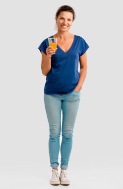 Orta gülümseyen yaşlı cam portakal suyu ile tutan kadın