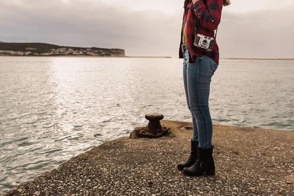 Femme Avec Caméra Debout Sur Jetée Lac Par Temps Nuageux — Photo