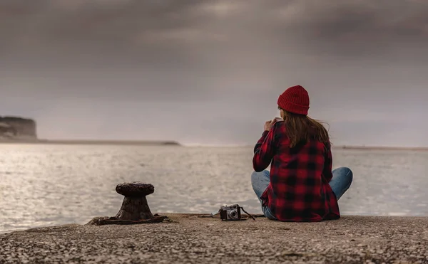 Donna Con Macchina Fotografica Seduta Sul Molo Godendo Una Splendida — Foto Stock