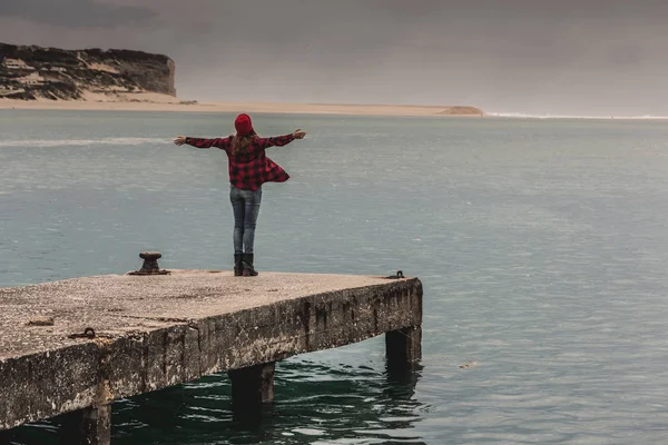 Mooie Vrouw Met Armen Verhoogd Gevoel Vrijheid Terwijl Staande Pier — Stockfoto