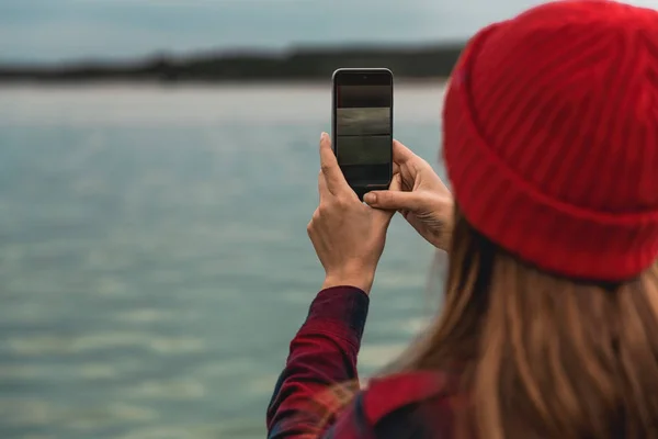 Όμορφη Γυναίκα Φωτογράφιση Smartphone Στην Προβλήτα Της Λίμνης Στο Συννεφιασμένη — Φωτογραφία Αρχείου