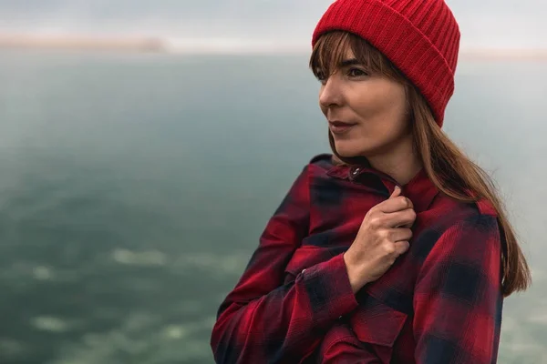 Hermosa Mujer Sombrero Rojo Camisa Sensación Frío Mientras Está Pie — Foto de Stock