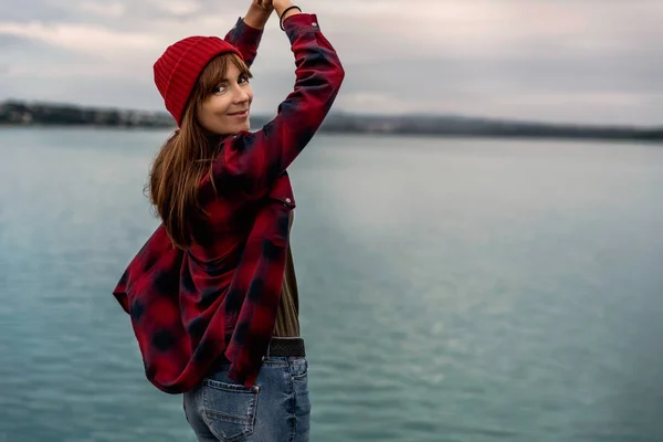 Hermosa Mujer Mirando Hacia Atrás Mientras Está Pie Con Los — Foto de Stock